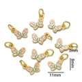 Détail macro de pendentifs papillon avec émail coloré et dimensions de 11mm de largeur - Papillon Rose Vert