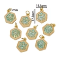 Détail du pendentif hexagonal en or avec émail bleu sarcelle et motif totem vintage - Écriture Bleu
