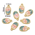 Vue détaillée des pendentifs floraux en émail doré 18mm avec mesures de précision - Fleurs Tricolores