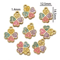 Détail du pendentif trèfle à quatre feuilles avec finition dorée et pétales émaillés - Trèfle Paix et Joie