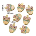 Vue détaillée des pendentifs lion en émail rose et vert avec signe Fu et dimensions - Danse du Lion Fu