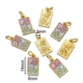 Détail de pendentifs dorés rectangulaires avec texte Youqian et dégradés violets pailletés - Riche