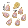 Détail macro du pendentif gourde dorée 17mm avec émail rose et caractère chinois Fu - Calebasse Perle
