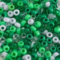 Nahaufnahme von weißen und grünen Acrylperlen in Bonbonfarben für DIY-Schmuckherstellung - 100 Stück/Packung (ca. 28,5g) / Grün Gemischt