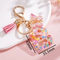 Dettaglio del portachiavi con lettera B in resina rosa con altezza 43mm e larghezza 35,5mm - Rosa B