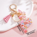 Dettaglio portachiavi lettera P rosa con paillettes con cuori e dimensioni di 43 mm di altezza - Rosa P