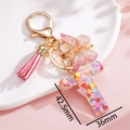 Dettaglio portachiavi lettera T in resina con paillettes rosa e dimensioni indicate - Rosa T