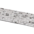 Vue macro de perles cylindriques en howlite naturelle 2x4mm pour création de bijoux - 1 Fil (env. 85 perles) / Howlite Blanche