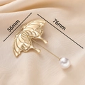 Spilla a farfalla dorata con perla e ali strutturate, dimensioni 56mm x 76mm - Design Farfalla (JEBH0008) / Circa 56*76mm
