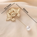 Spilla fiore dorata con perla su raso champagne, dimensioni 52,5 mm x 84 mm, stile chic - Design Crisantemo (JEBH0008) / Circa 52.5*84mm