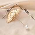 Elegante spilla a fiore dorata con perla bianca su tessuto di seta, lunghezza 82 mm - Design Loto (JEBH0008) / Circa 63*82mm