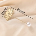 Elegante spilla a fiore dorata con perla bianca su seta con misura indicata di 82,5 mm - Design Peonia (JEBH0008) / Circa 37.5*82.5mm