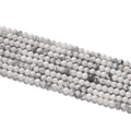 Primer plano de cuentas facetadas de piedra natural de 2mm para crear joyas personalizadas - 1 Tira aprox. 165 unidades (Tamaño aprox. 2-2,5mm) / Howlita Blanca