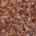 Detailaufnahme von 2x4mm Katzenaugen-Glasperlen mit bunten Farben und Seidentextur - 100 Stück/Packung (2.5x4mm) / Orange & Schwarz