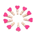 Vista dettagliata di dieci mollette in legno a cuore per decorazioni murali fotografiche - Stile Cuore (Fucsia) (AC4449)