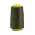 Makroaufnahme von olivgrünem Polyester-Nähgarn auf einer gelben Kunststoffspule - Ca. 100g / Armeegrün