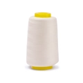 Detailaufnahme von weißem 402 Polyester-Nähgarn auf einer gelben Konusspule - Ca. 100g / Gebrochenes Weiß