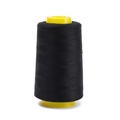 Nahaufnahme von schwarzem 402 Polyester-Nähgarn auf einer gelben Kunststoff-Konusspule - Ca. 100g / Schwarz
