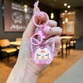 Dettaglio del portachiavi a orecchie di gatto rosa con glitter e moschettone coordinato - Stile Chiusura a Moschettone / Rosa Perla Bolla Nottilucente Volpe