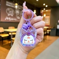 Dettaglio di un simpatico portachiavi a gatto in acrilico viola con campanellino e gancio - Stile Chiusura a Moschettone / Viola Perla Bolla Nottilucente Volpe