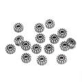 Vista macro de espaciadores de plata vintage para bisutería DIY con patrones radiales - Estilo de Anillo de Engranaje (3328)