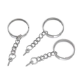 Makroansicht von DIY 25mm Schlüsselanhänger mit Kette und Schrauböse aus Metall in Silber - Weiß K/Silber