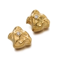 Detail von unregelmäßigen vergoldeten Nugget-Ohrringen mit funkelndem Zirkonstein - Unregelmäßiger Lavatextur-Stil (Stil 02) / 2 Stück/Set