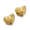 Détail de perles d'espacement cœur dorées avec sculpture florale et petit oxyde de zirconium - Style Cœur Gravé Vintage (05) / 2 Pièces/Ensemble