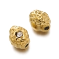 Vue détaillée des perles dorées avec texture martelée et incrustation de zircon blanc - Style Martelée Irrégulière (Style 07) / 2 Pièces/Ensemble