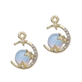 Dettaglio dei pendenti a luna barocca con strass colorati e perle sintetiche - Oro Blu