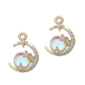 Dettaglio macro del ciondolo a mezzaluna barocca con gemme iridescenti e perle - Oro Bianco