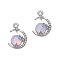 Dettaglio dei ciondoli a luna e stella iridescenti con cristalli scintillanti fatti a mano - Blu Argento