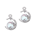 Dettaglio di ciondoli barocchi luna e stella con opale colorato e cristalli bianchi - Bianco Argento