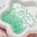Détail macro de perles en verre transparent 3x6mm pour la création de bijoux DIY - Perle Rondelle en Verre (AC4486) / Pack de 100 / Vert / 3*6.5mm