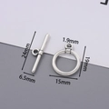 Makroansicht der silbernen Knebelverschlüsse mit präzisen Maßen für DIY Schmuck - 10 Sets / 15x19mm