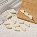 Schattige crèmekleurige kattenhars kralen met hartjes voor DIY telefoonhoesjes en schoenen - Verlegen Konijn / 10 Stuks Verpakking / Broken Wit