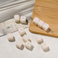Witte hars kralen in kaasvorm voor DIY telefoonhoesjes en schoenbedeltjes decoratie - Kaasblokjes Vorm / 10 Stuks Verpakking / Broken Wit
