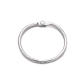 Makro-Detail eines polierten silbernen Binderinges mit sicherem Scharnier und Metallverschluss - 21mm / Weiß K/Silber