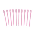Vue détaillée de dix aiguilles à repriser en plastique rose à gros chas pour le tissage - 4*55mm / Rose
