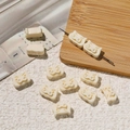 Schattige crèmekleurige varkensbedel van hars met horizontaal gat voor DIY-accessoires - Varken / 10 Stuks Verpakking / Broken Wit