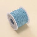 Nahaufnahme der hellblauen 0,6 mm Nylonschnur auf weißer Spule für DIY-Schmuckweben - 10m/Packung ca. 6.5g / Blau