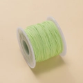 Nahaufnahme der 0,6 mm lindgrünen Nylon-Flechtschnur auf Spule für DIY-Schmuckarbeiten - Hellgrün