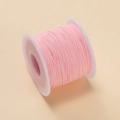 Nahaufnahme der 0,6mm rosa Nylonschnur mit geflochtener Textur auf einer Kunststoffspule - Rosa