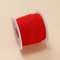Nahaufnahme von 0,6 mm rotem Nylonfaden auf weißer Spule für DIY-Schmuck und Handwerk - Rot