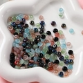 Detail von bunten 3x6mm Glasperlen für DIY-Schmuck in einer weißen Keramikschale - 50 Stück Packung ca. 11g / Blau-Schwarz Serie