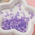 Gros plan de perles d'abaque en verre violet et blanc 3x6mm pour bijoux DIY - Série Violette