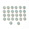 Vue détaillée de 26 perles alphabet en émail bleu clair avec cadres dorés polis - Lettre A / Bleu (5 Pièces)