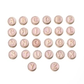 Détail de 26 breloques rondes en émail rose et alliage doré pour la création de bijoux DIY - Lettre A / Rose (5 Pièces)