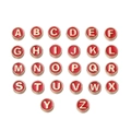 Détail macro de 26 breloques alphabétiques rondes en émail rouge et doré - Lettre A / Rouge (Lot de 5)