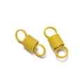 Détail macro de ressorts de tension en acier peint en jaune avec boucles fermées - Jaune
